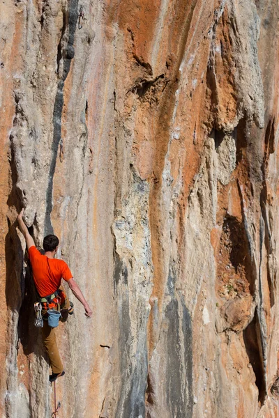 Young male climber hanging by a cliff. — Stock Photo, Image