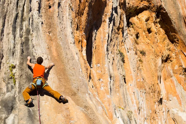 Joven escalador colgado por un acantilado. — Foto de Stock