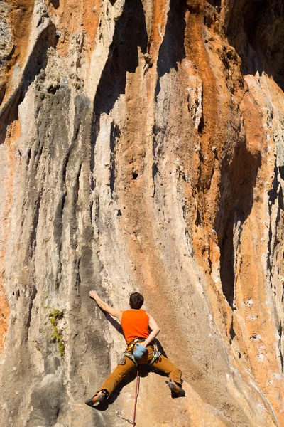절벽에 매달려 있는 젊은 남자 등반가. — 스톡 사진