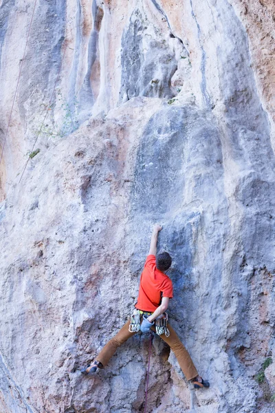 Νεαρός ορειβάτης κρεμασμένος στον γκρεμό. — Φωτογραφία Αρχείου