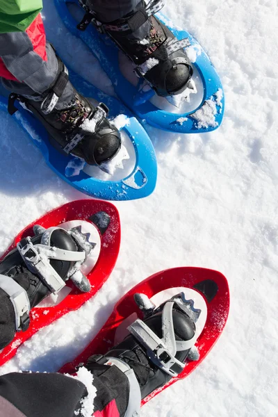 Zimní turistika v horách na sněžnicích s batohem a stan. — Stock fotografie