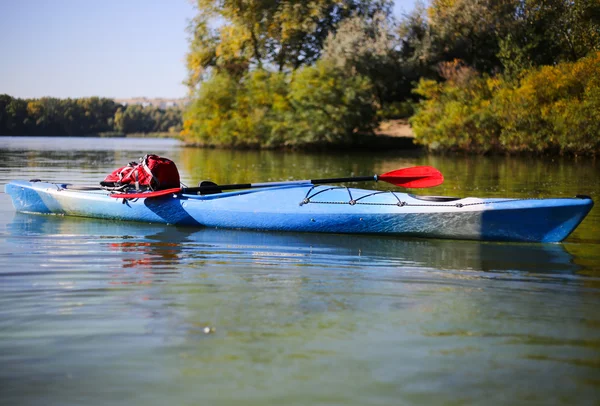 Kayak colorati sulla spiaggia tropicale . — Foto Stock