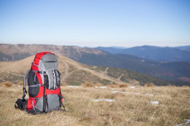 Kamp öğeleri / ekipman dağın zirvesinde.