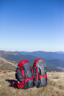 Kamp öğeleri / ekipman dağın zirvesinde.