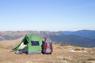 Çadır için bağlı güneş paneli. Güneş'ten cep telefon ücretleri yanında oturan adam.