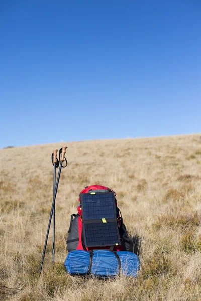 Die Solarzelle, die am Zelt befestigt ist. Der Mann sitzt neben Handyladungen von der Sonne. — Stockfoto