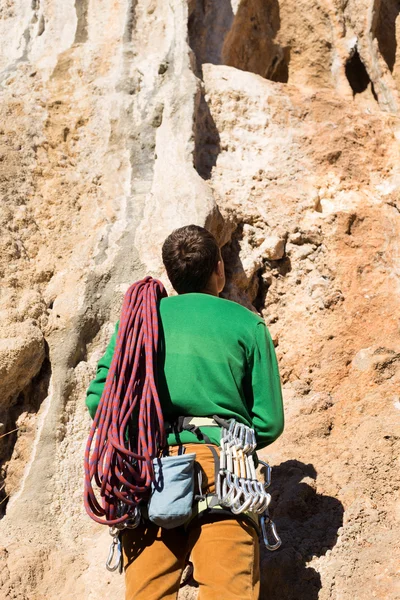 Jovem alpinista pendurado por um penhasco. — Fotografia de Stock