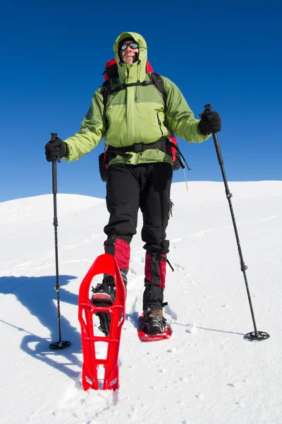 Escursioni invernali in montagna con le ciaspole con zaino e tenda . — Foto Stock