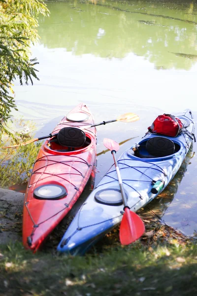 Coloridos kayaks en la playa tropical . — Foto de Stock