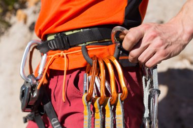 Uçurumun kenarında asılı genç bir tırmanıcı.