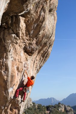 Uçurumun kenarında asılı genç bir tırmanıcı.
