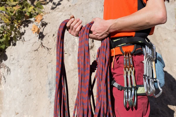 Young male climber hanging by a cliff. — Stock Photo, Image