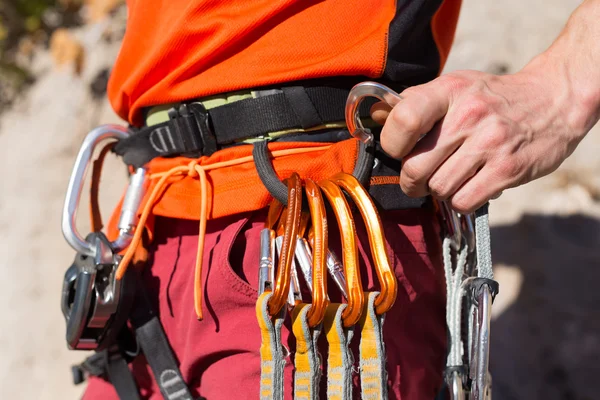 Ung manlig klättrare hängande vid en klippa. — Stockfoto