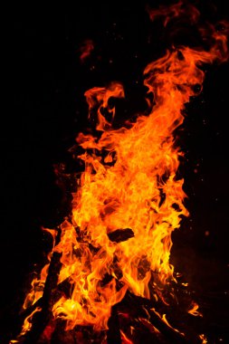 Siyah arkaplanda yansıması olan ateş alevleri.