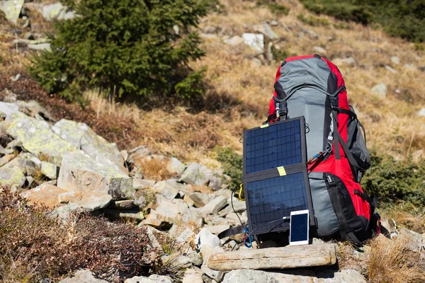 Le panneau solaire fixé à la tente . — Photo