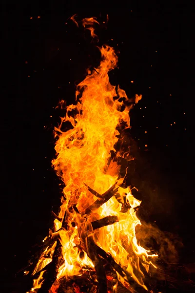 Φωτιά φλόγες με αντανάκλαση σε μαύρο φόντο. — Φωτογραφία Αρχείου