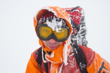 Dağlarda kar ayakkabıları bir sırt çantası ve çadır hiking kış.