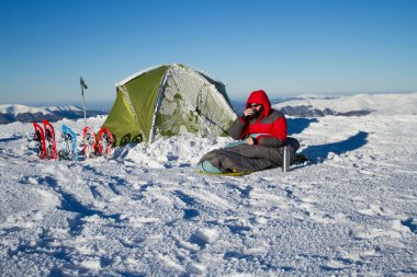 Dağlarda kar ayakkabıları bir sırt çantası ve çadır hiking kış.