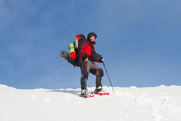 Зимові походи в гори на снігоступах з рюкзаком і наметом . — стокове фото