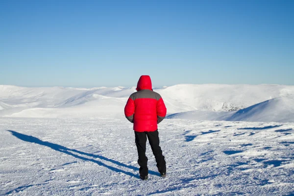 Vinter vandring i bergen på snöskor med en ryggsäck och tält. — Stockfoto