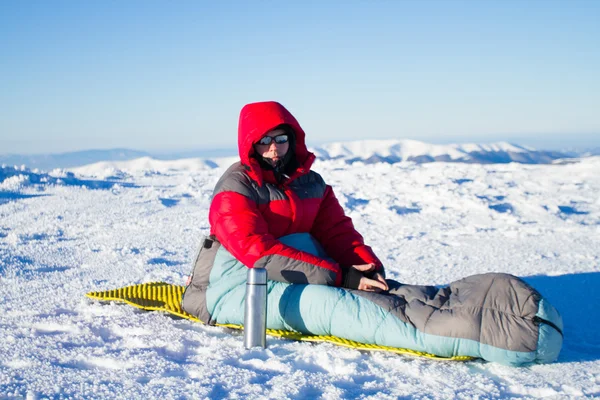 Caminhadas de inverno nas montanhas em sapatos de neve com uma mochila e tenda . — Fotografia de Stock