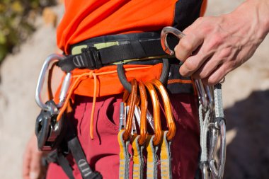 Uçurumun kenarında asılı genç bir tırmanıcı.