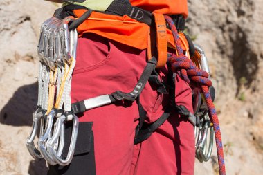 Uçurumun kenarında asılı genç bir tırmanıcı.