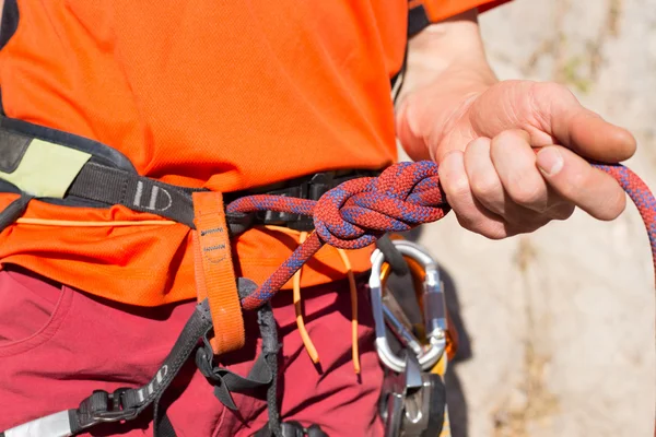 Junger männlicher Kletterer hängt an einer Klippe. — Stockfoto