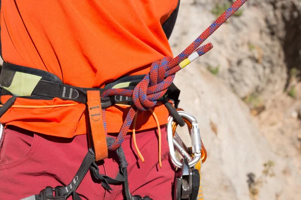 Jovem alpinista pendurado por um penhasco. — Fotografia de Stock