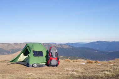 Çadır için bağlı güneş paneli. Güneş'ten cep telefon ücretleri yanında oturan adam.