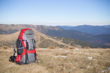 dağlarda sırt çantası.