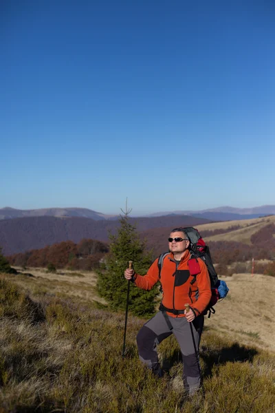 Turistika - turisté při pohledu na pohled do národního parku Zion. Lidé žijí zdravé aktivní životní styl dong výšlap v krásné přírodní krajině na odběrného Pozorovací úhly přistání, Zion Canyon, Utah, Usa. — Stock fotografie