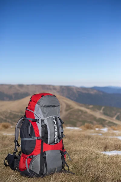 Rucksack in den Bergen. — Stockfoto