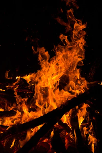 Fiamme di fuoco su uno sfondo nero. — Foto Stock