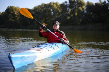 (Lees feribot ve Glen Canyon Barajı arasında Colorado nehir kanosu)