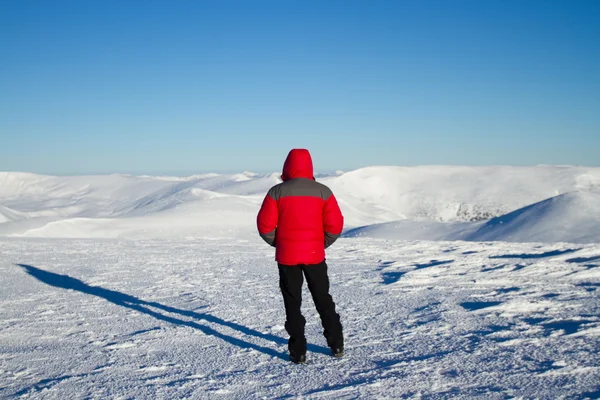 Vinter vandring i bergen på snöskor med en ryggsäck och tält. — Stockfoto