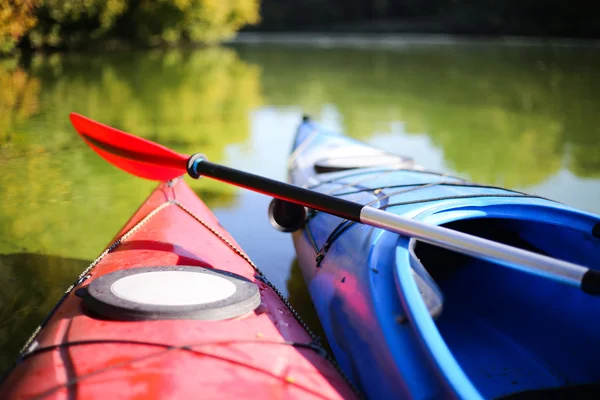 Kayaks colorés sur la plage tropicale . — Photo