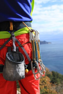 Uçurumun kenarında asılı genç bir tırmanıcı.