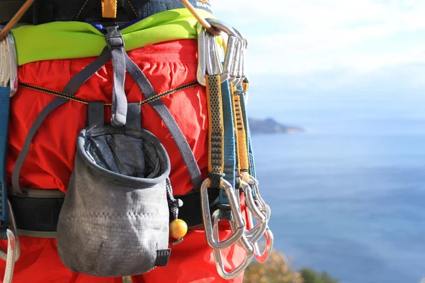 Junger männlicher Kletterer hängt an einer Klippe. — Stockfoto