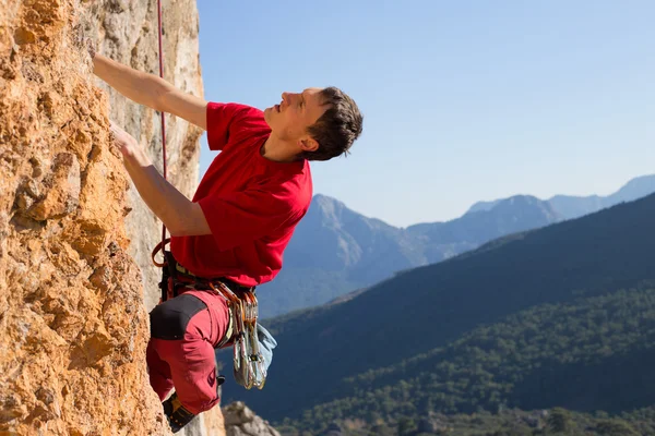 Молодий чоловічий альпініст висить біля скелі . — стокове фото