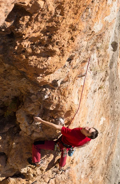 Young male climber hanging by a cliff. — Stock Photo, Image