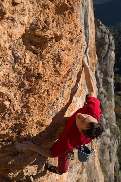 Young male climber hanging by a cliff. — Stock Photo, Image