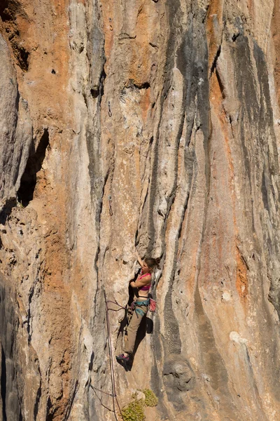 Jeune grimpeur masculin sur une route difficile sur une falaise — Photo