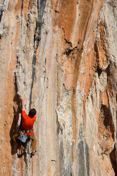 Junger männlicher Bergsteiger auf anspruchsvoller Route an Klippe — Stockfoto