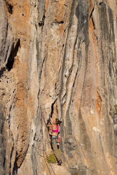 Молодий скелелаз на складному маршруті на скелі — стокове фото