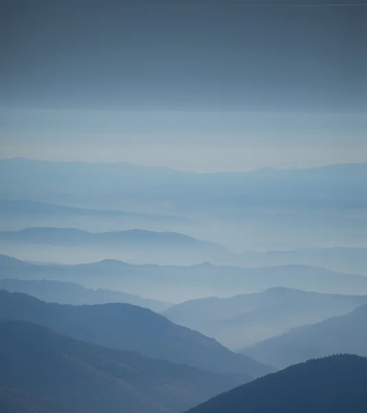 Niebla en las montañas. — Foto de Stock