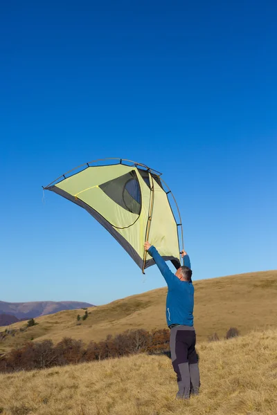 Escursioni uomo in montagna con zaino e tenda . — Foto Stock