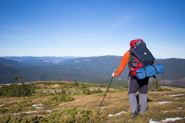 Mann wandert mit Rucksack und Zelt in den Bergen. — Stockfoto