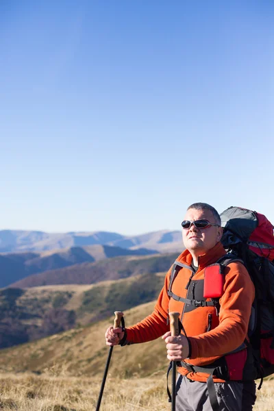 Mann wandert mit Rucksack und Zelt in den Bergen. — Stockfoto