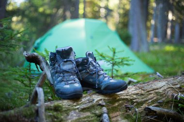 turistik bir camp yakınındaki turistik çizmeler